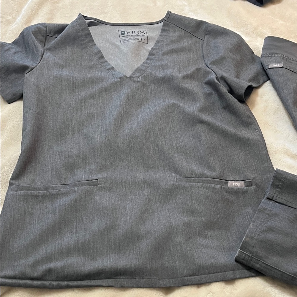 Figs Charcoal Scrub Ensemble